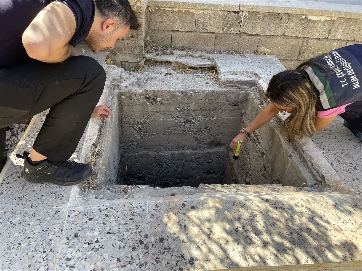 Gaziantep'te ağır hasarlı binanın su kuyusuna düşen kedi yavrusu kurtarıldı