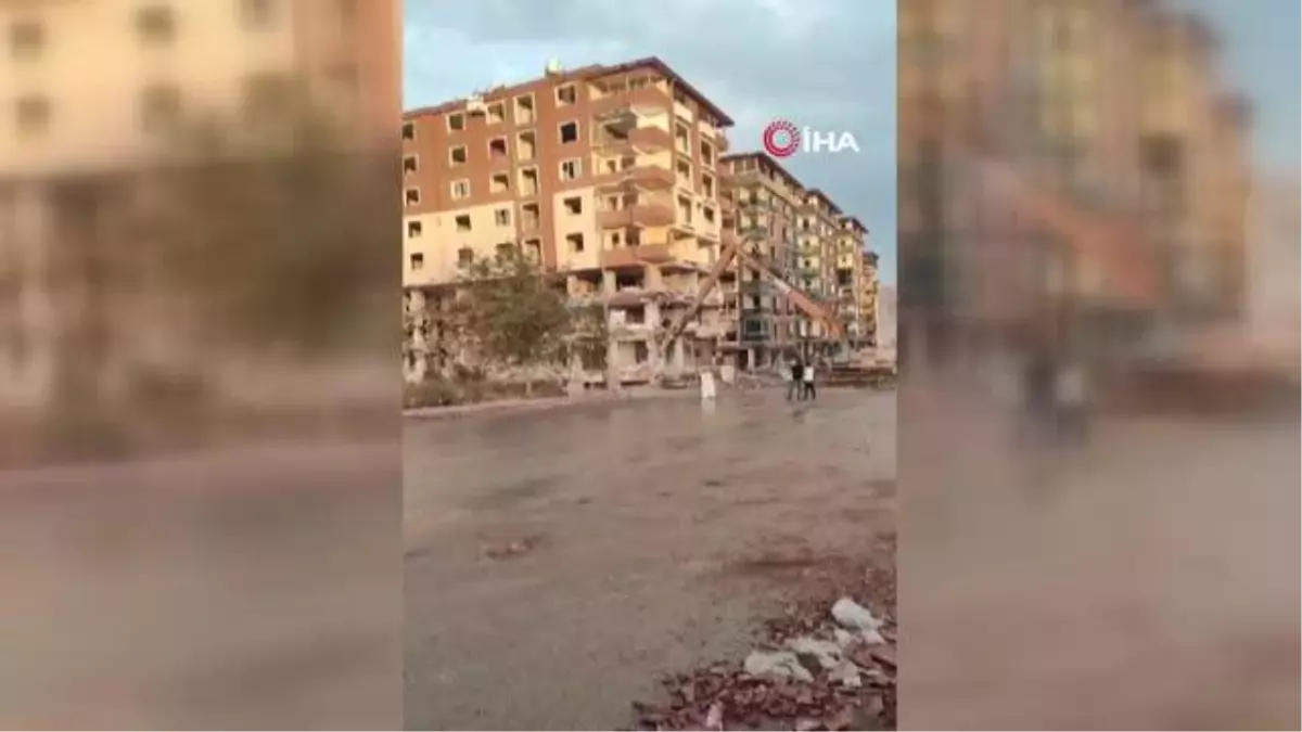 Hatay'da kolonları kesilerek yıkılan 8 katlı bina böyle yerle bir oldu