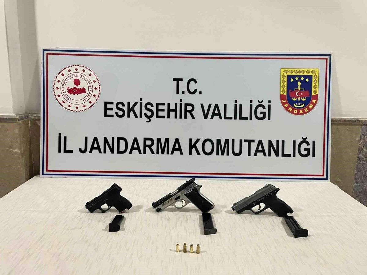 Eskişehir'de Asayiş Uygulamasında Ruhsatsız Tabancalar Ele Geçirildi