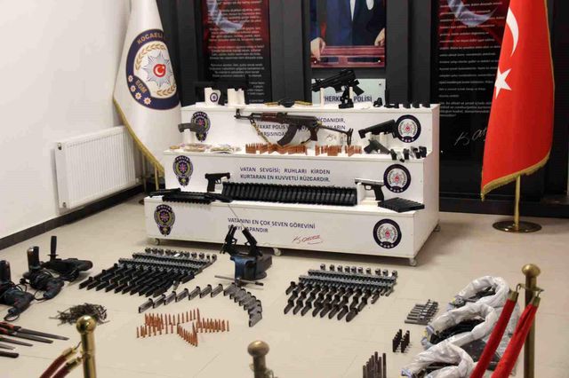 Kocaeli'de cinayet şüphelisi 3 yıl sonra yakalandı, yaşadığı evden cephanelik çıktı