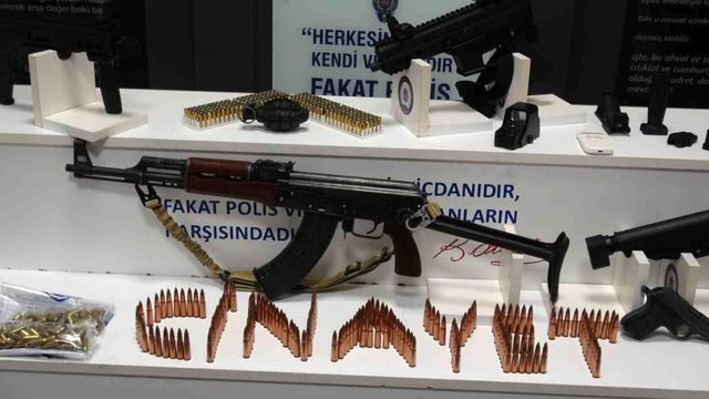 Kocaeli'de cinayet şüphelisi 3 yıl sonra yakalandı, yaşadığı evden cephanelik çıktı