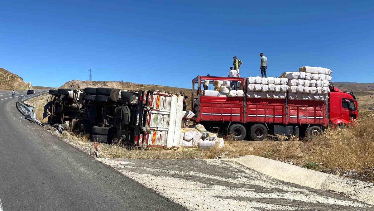 Bingöl'ün Karlıova ilçesinde saman yüklü kamyon devrildi