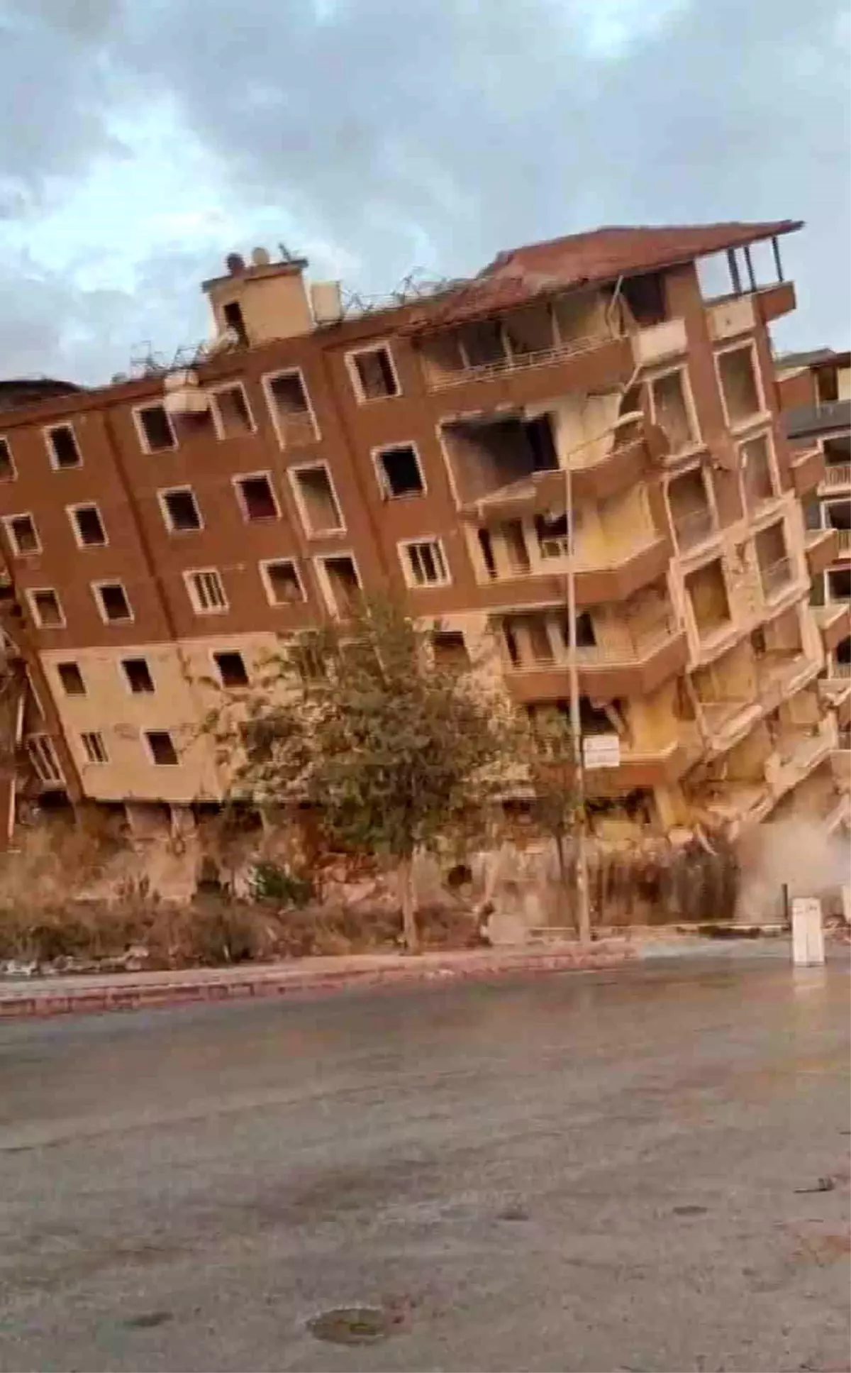 Hatay'da depremde yıkılan binanın yıkım anı görüntülendi