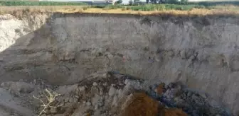 Karapınar'da tarım arazisinde obruk oluştu