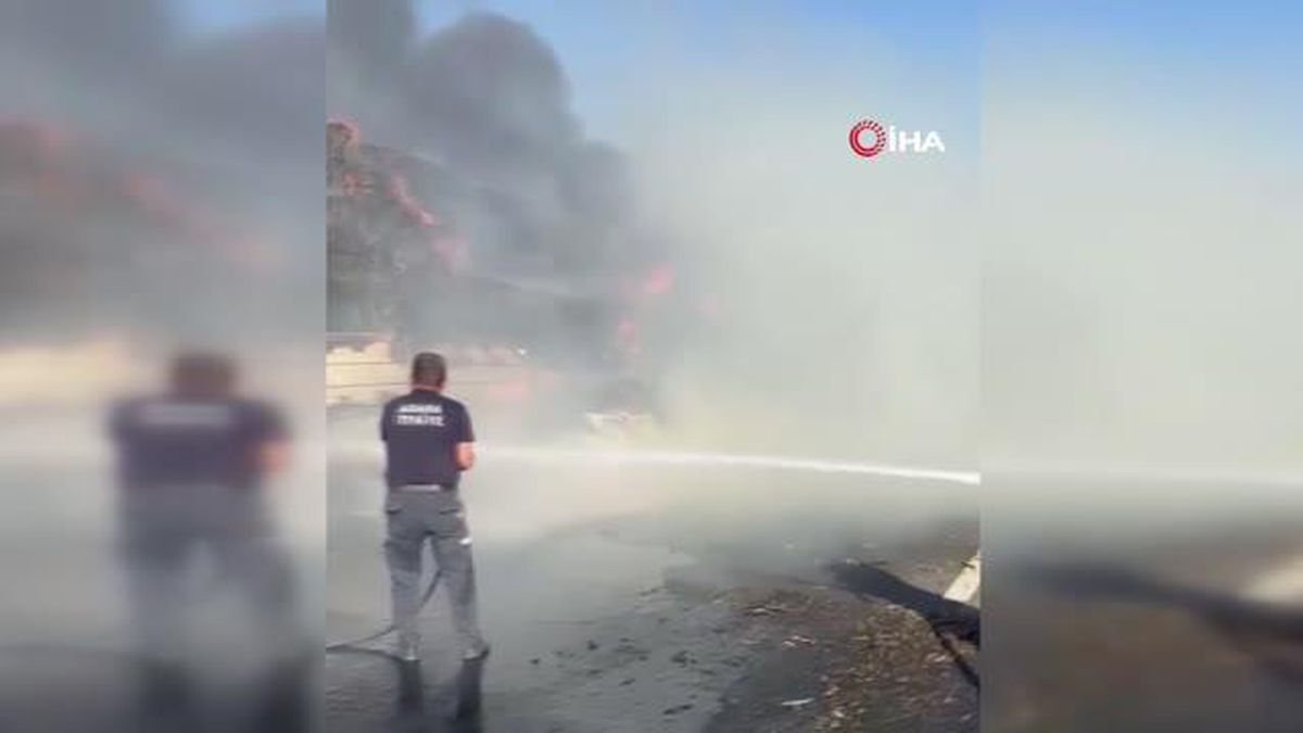 Otoyolda saman yüklü tır yandı, trafik durma noktasına geldi
