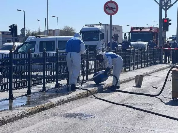 Pendik'te kimyasal alarmı! Yol trafiğe kapatıldı Pendik'te kimyasal alarmı! Yol trafiğe kapatıldı