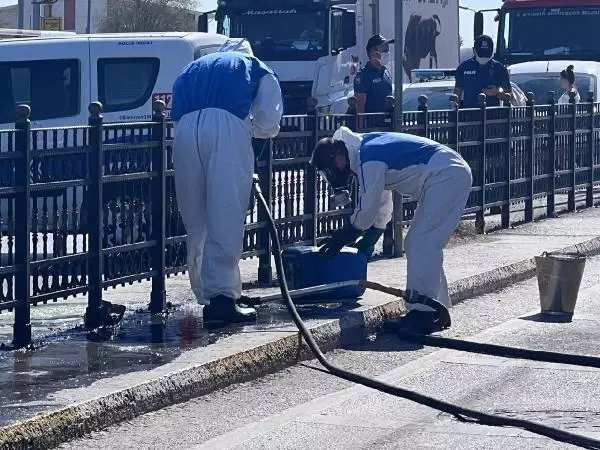 Pendik'te kimyasal alarmı! Yol trafiğe kapatıldı Pendik'te kimyasal alarmı! Yol trafiğe kapatıldı