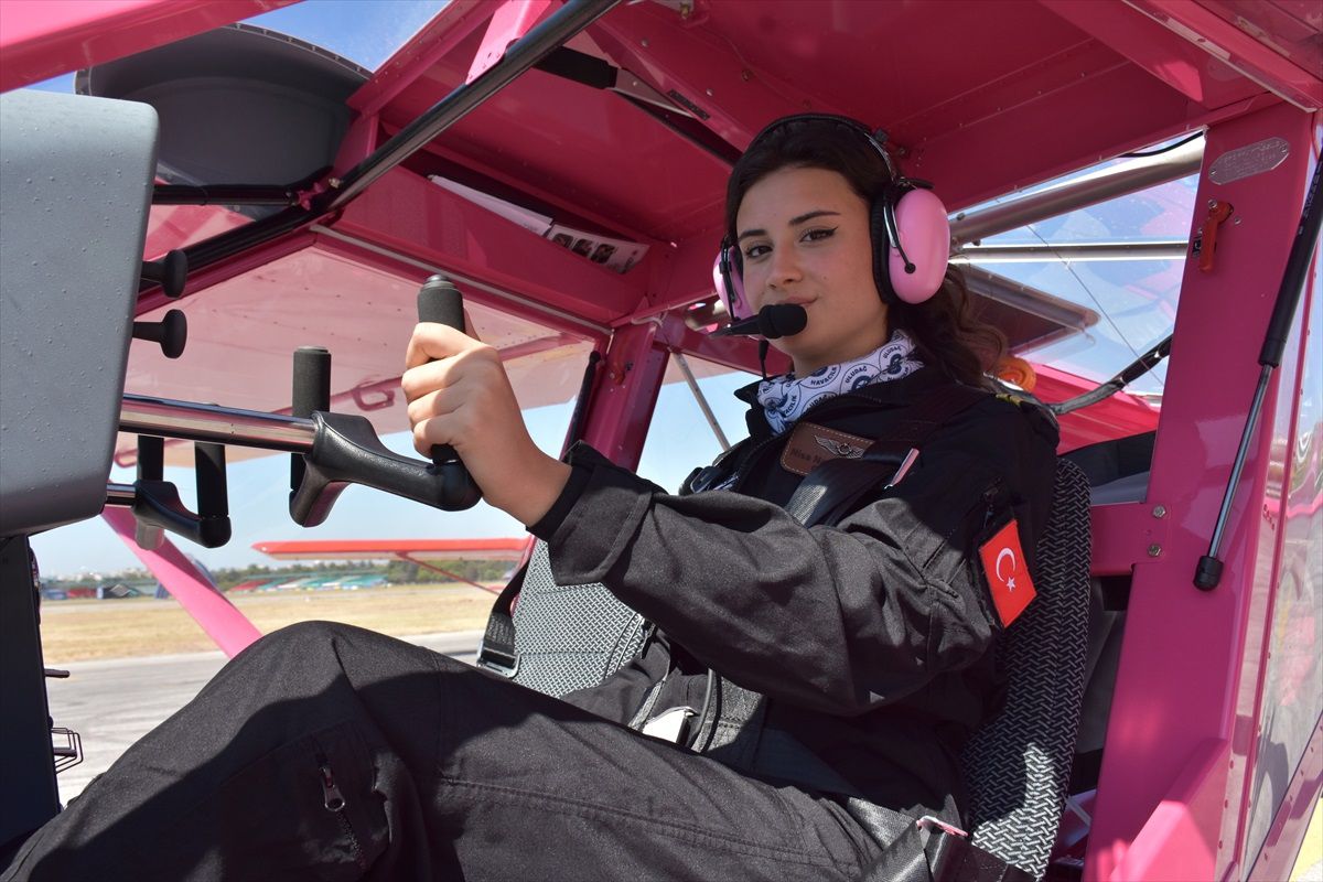 18 Yaşındaki Nisa Naz Uzunoğlu, Öğretmen Pilot Olmayı Hedefliyor