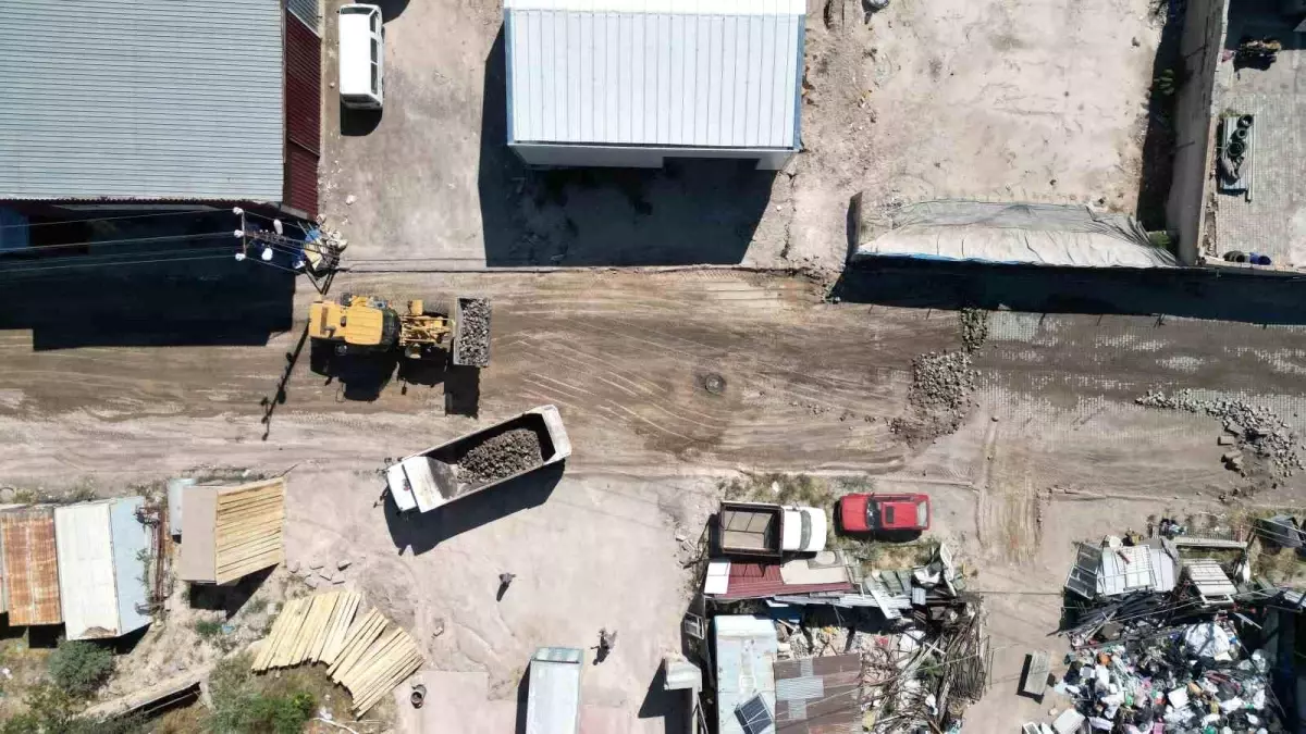 Nevşehir Belediyesi Yeni Sanayi Sitesi ve Lale Sanayi Sitesi'nde Sıcak Asfalt Çalışmalarına Başladı