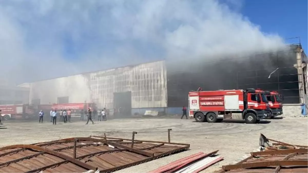 Şanlıurfa'da Geri Dönüşüm Fabrikasında Yangın Kontrol Altına Alındı