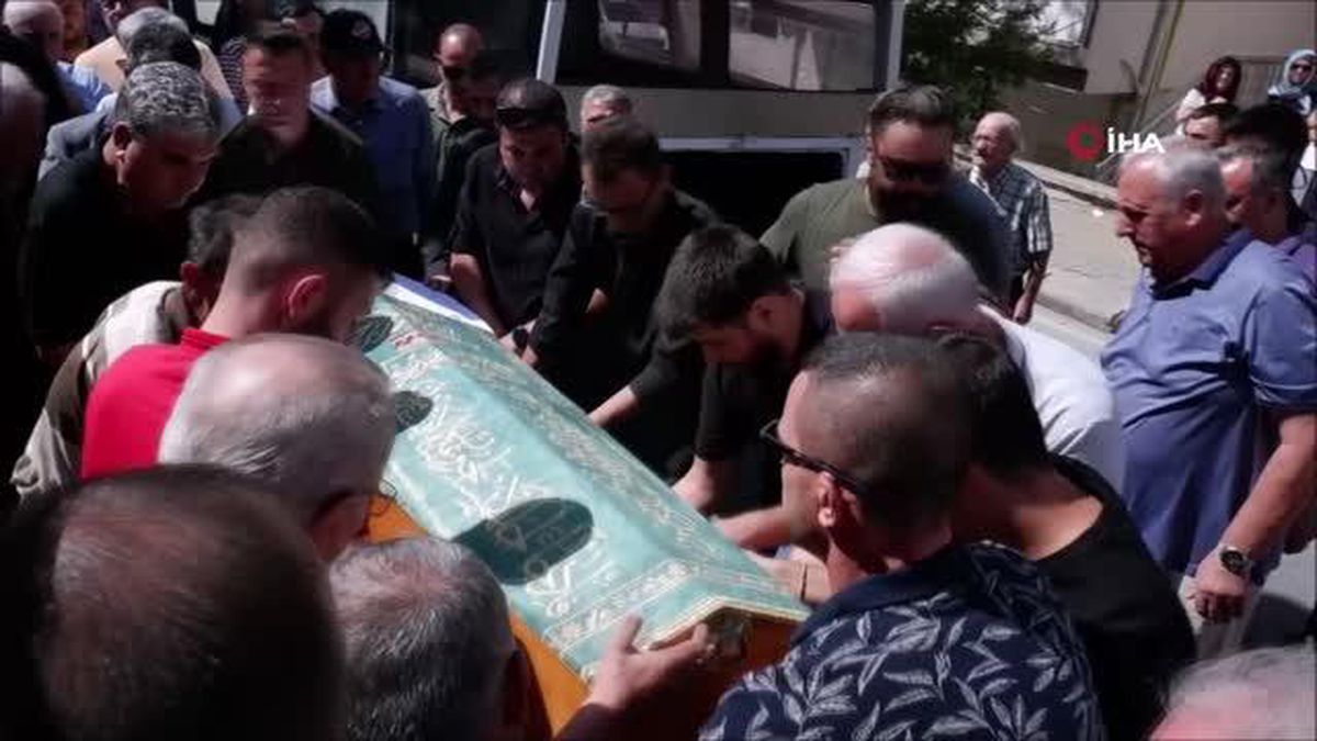 Taksicinin kapısını açması genç gazeteciyi hayattan kopardı