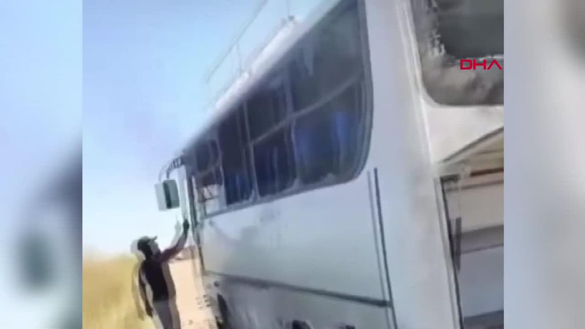 TARIM İŞÇİLERİ, ŞOFÖRÜYLE TARTIŞTIKLARI MİDİBÜSÜ YAKTI