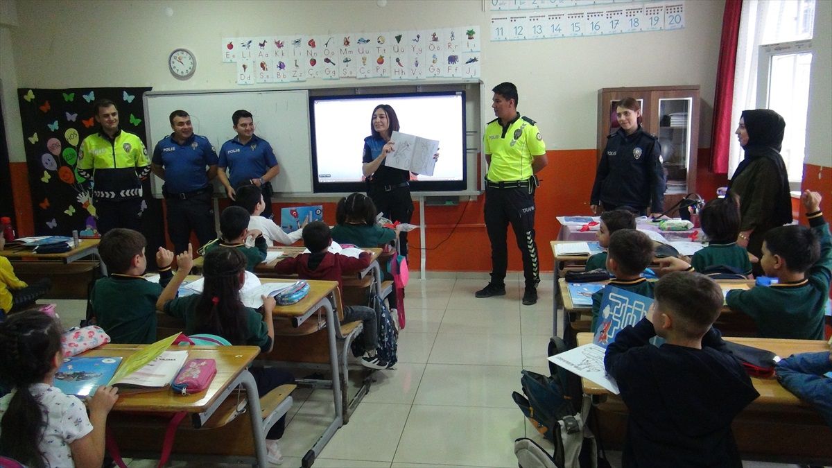 Tatvan'da Polislerden Öğrencilere Boyama Kitabı Hediyesi