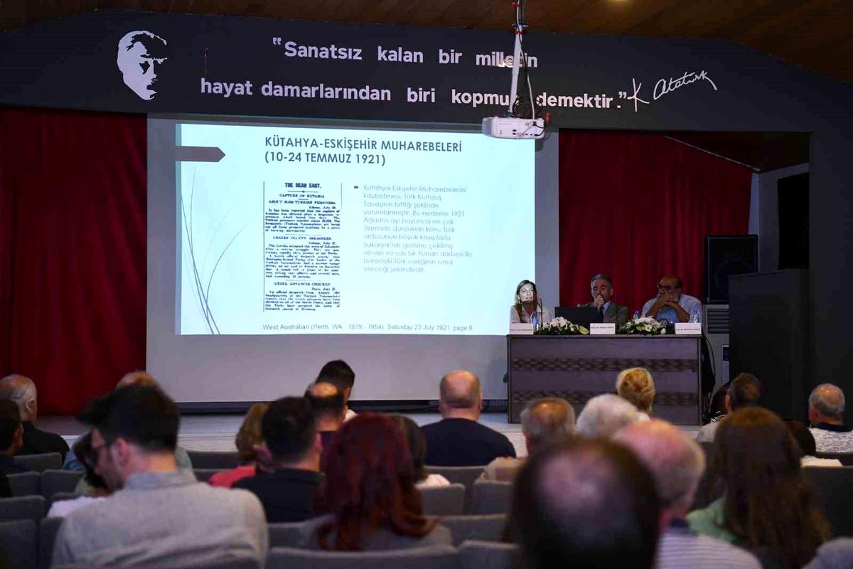 Tepebaşı Belediyesi Cumhuriyet ve Eskişehir konulu konferans düzenledi
