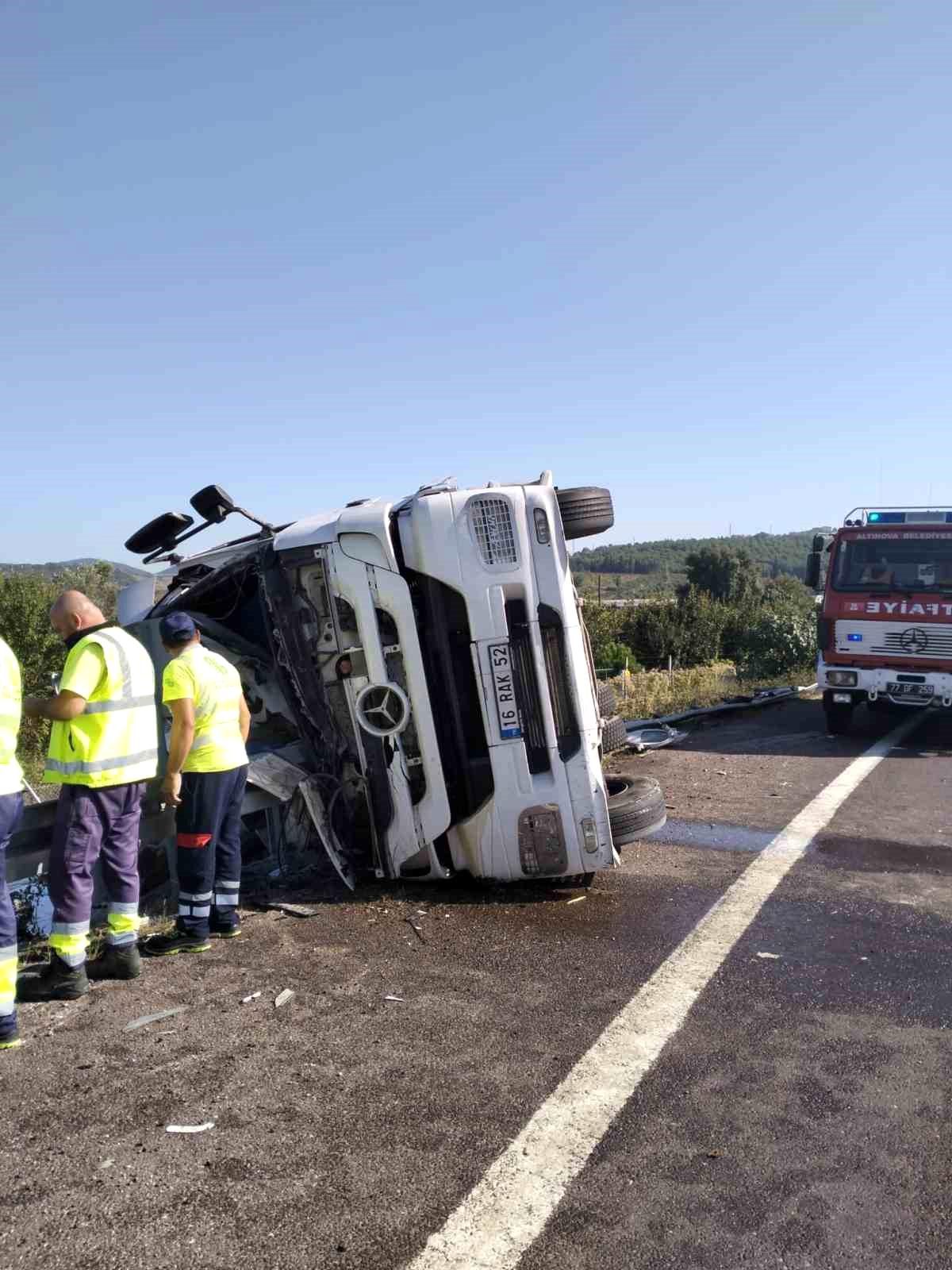 İstanbul-İzmir Otoyolunda Tır Devrildi, Sürücü Yaralandı