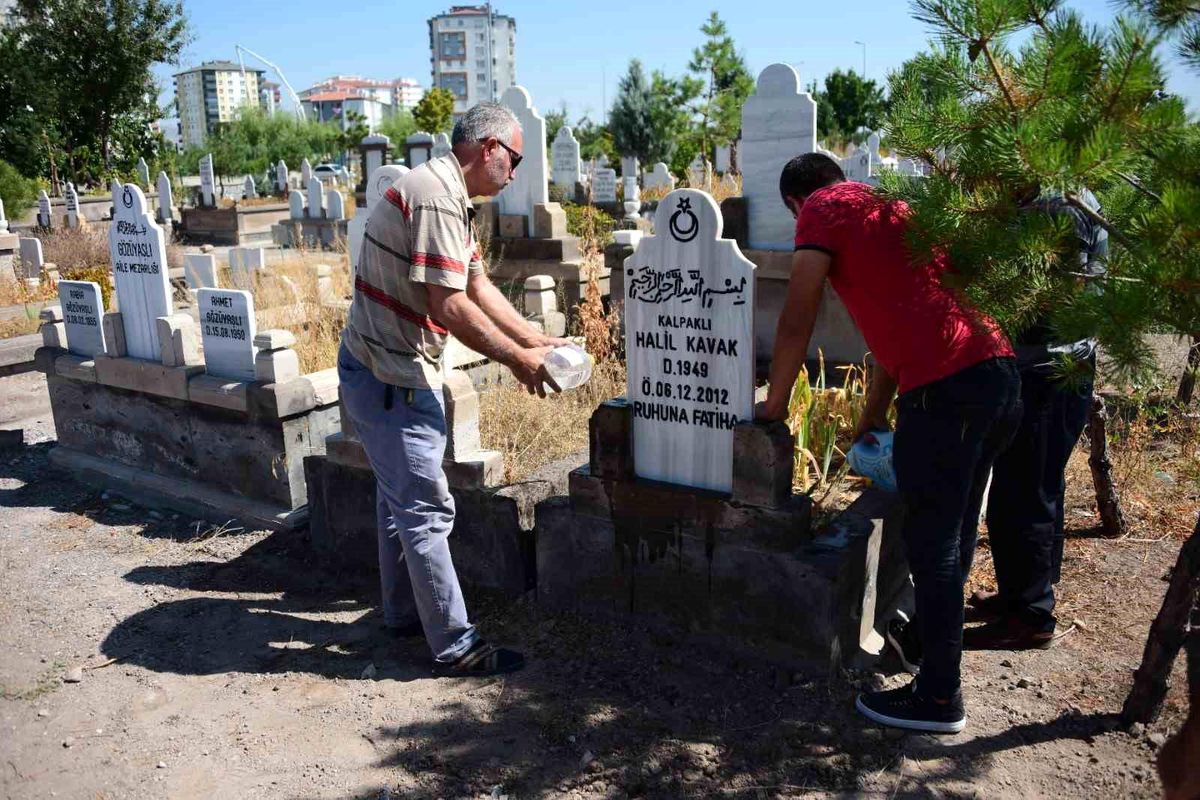 Kayseri'de 21 yıl sonra bulunan kayıp kadının kemikleri kocasının mezarına defnedildi