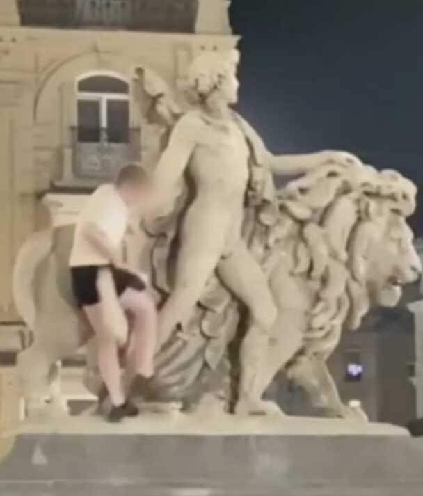 Alkollü turist, restorasyonu bir gün önce biten heykelin kolunu kırdı Alkollü turist, restorasyonu bir gün önce biten heykelin kolunu kırdı