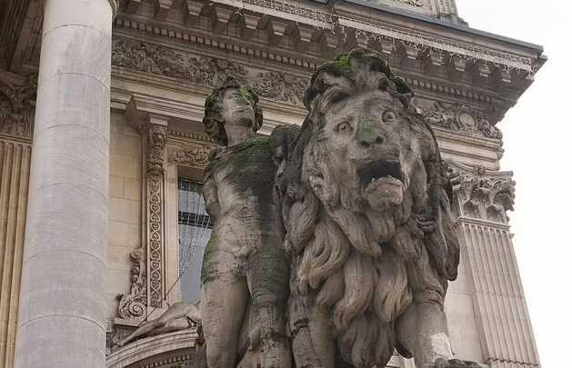 Alkollü turist, restorasyonu bir gün önce biten heykelin kolunu kırdı Alkollü turist, restorasyonu bir gün önce biten heykelin kolunu kırdı