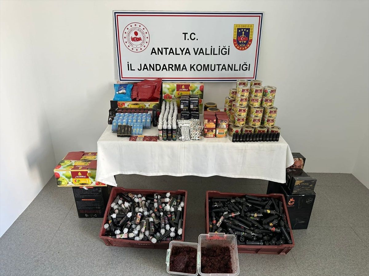 Antalya'da kaçak içki ve sigara operasyonunda bir şüpheli yakalandı