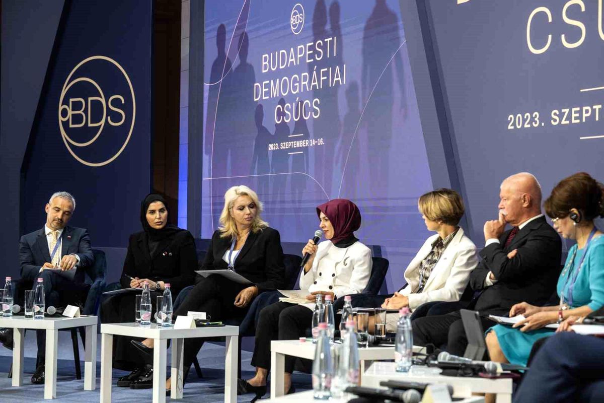 Bakan Göktaş, Macaristan'da 'Budapeşte Demografi Zirvesi'ne katıldı