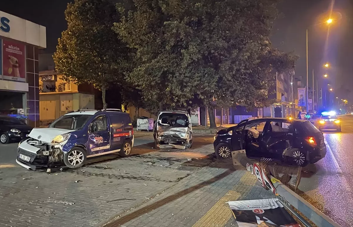 Bursa'da kaza: Otomobil elektrik direğine ve park halindeki araçlara çarptı