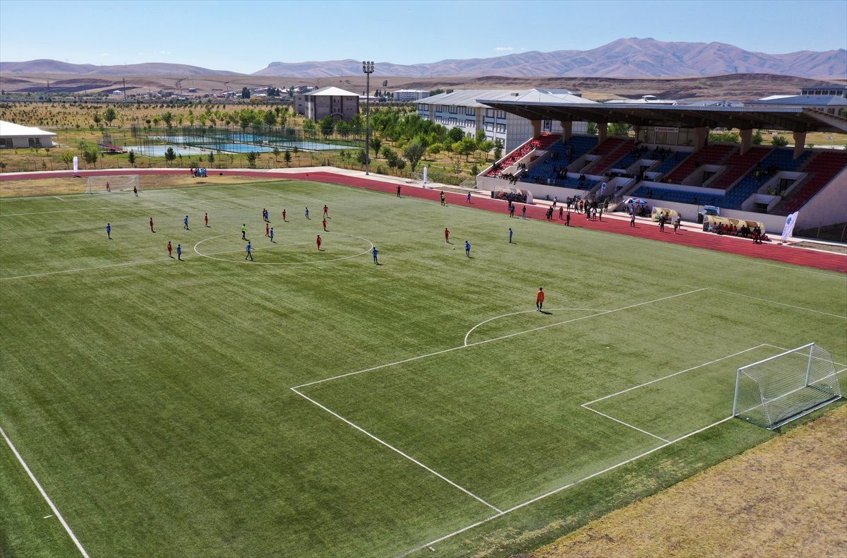 Depremzedeler Ağrı'da Futbol Turnuvasında Buluştu