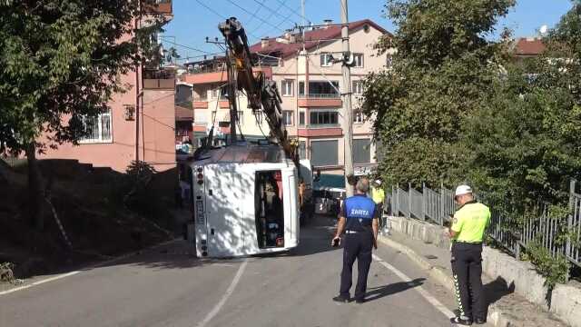 Gölcük'te freni boşalan işçi servisi anne ve kızına çarptı: 2 ölü, 6 yaralı