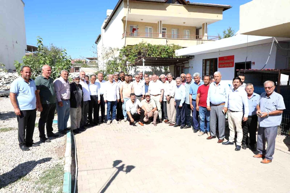 Hatay Büyükşehir Belediye Başkanı Lütfü Savaş, Kırıkhan'da Vatandaşlarla Buluştu