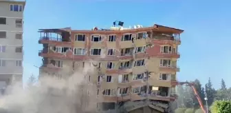 Hatay'da deprem hasarlı apartman kontrollü şekilde yıkıldı