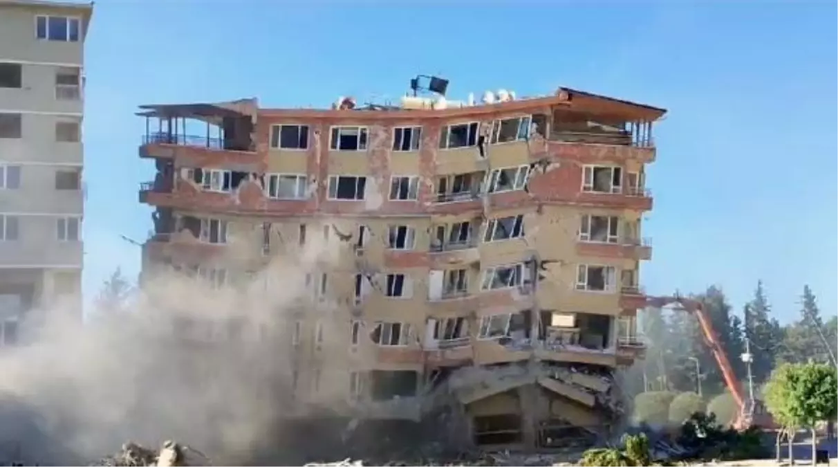 Hatay'da deprem hasarlı apartman kontrollü şekilde yıkıldı