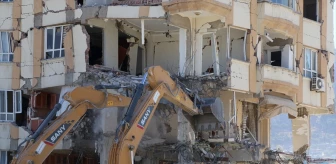 Hatay'da depremden etkilenen ağır hasarlı binalar kontrollü olarak yıkıldı