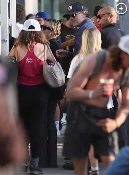 Joe Biden'in oğlu Hunter Biden eşi ve oğlu ile bedava pizza sırasında beklerken görüntülendi Joe Biden'in oğlu Hunter Biden eşi ve oğlu ile bedava pizza sırasında beklerken görüntülendi