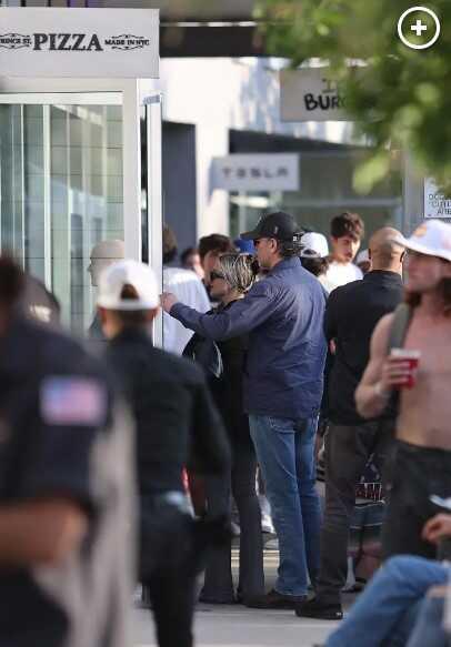 Joe Biden'in oğlu Hunter Biden eşi ve oğlu ile bedava pizza sırasında beklerken görüntülendi Joe Biden'in oğlu Hunter Biden eşi ve oğlu ile bedava pizza sırasında beklerken görüntülendi