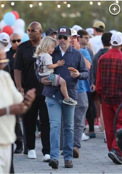 Joe Biden'in oğlu Hunter Biden eşi ve oğlu ile bedava pizza sırasında beklerken görüntülendi Joe Biden'in oğlu Hunter Biden eşi ve oğlu ile bedava pizza sırasında beklerken görüntülendi