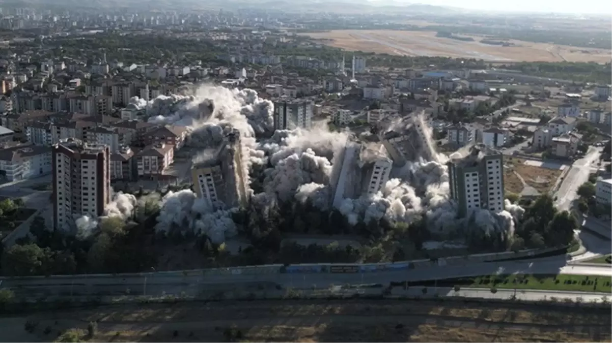 Malatya'da ağır hasarlı 9 bina aynı anda dinamitle patlatılarak yıkıldı