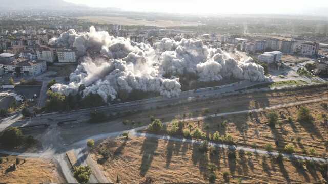 Malatya'da Depremde Hasar Alan 15 Katlı 9 Bina Patlatıldı