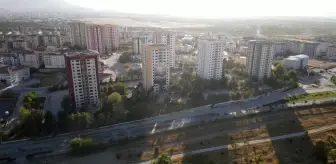 Malatya'da ağır hasarlı binalar patlatılarak yıkıldı