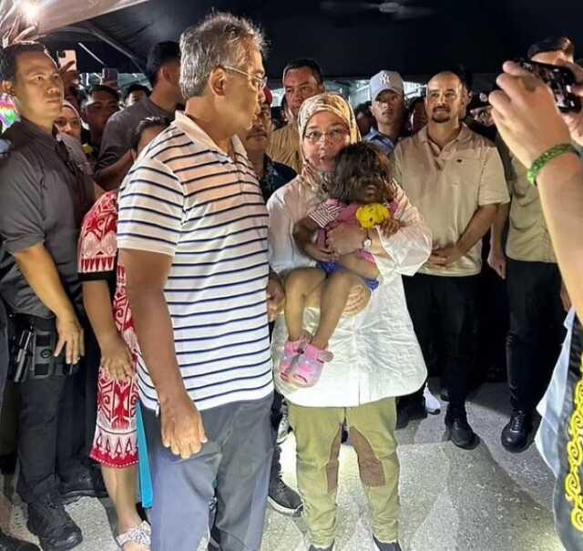 Malezya Kralı ve Kraliçesi kurt adam sendromu olan 2 yaşındaki kızı 'cennetten gelen çocuk' olarak nitelendirdi Malezya Kralı ve Kraliçesi kurt adam sendromu olan 2 yaşındaki kızı 'cennetten gelen çocuk' olarak nitelendirdi