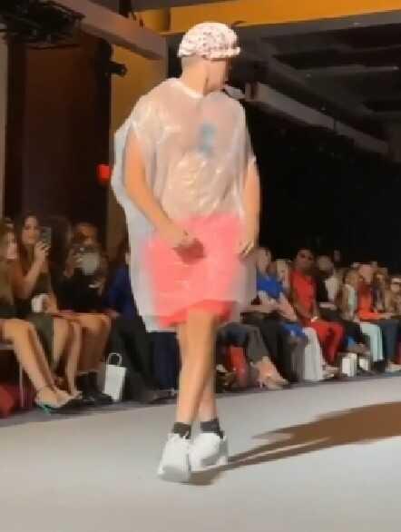 New York Moda Haftası'nda çöp poşeti ve boneyle yürüyen YouTuber Fred Beyer, podyumdan uzaklaştırıldı New York Moda Haftası'nda çöp poşeti ve boneyle yürüyen YouTuber Fred Beyer, podyumdan uzaklaştırıldı