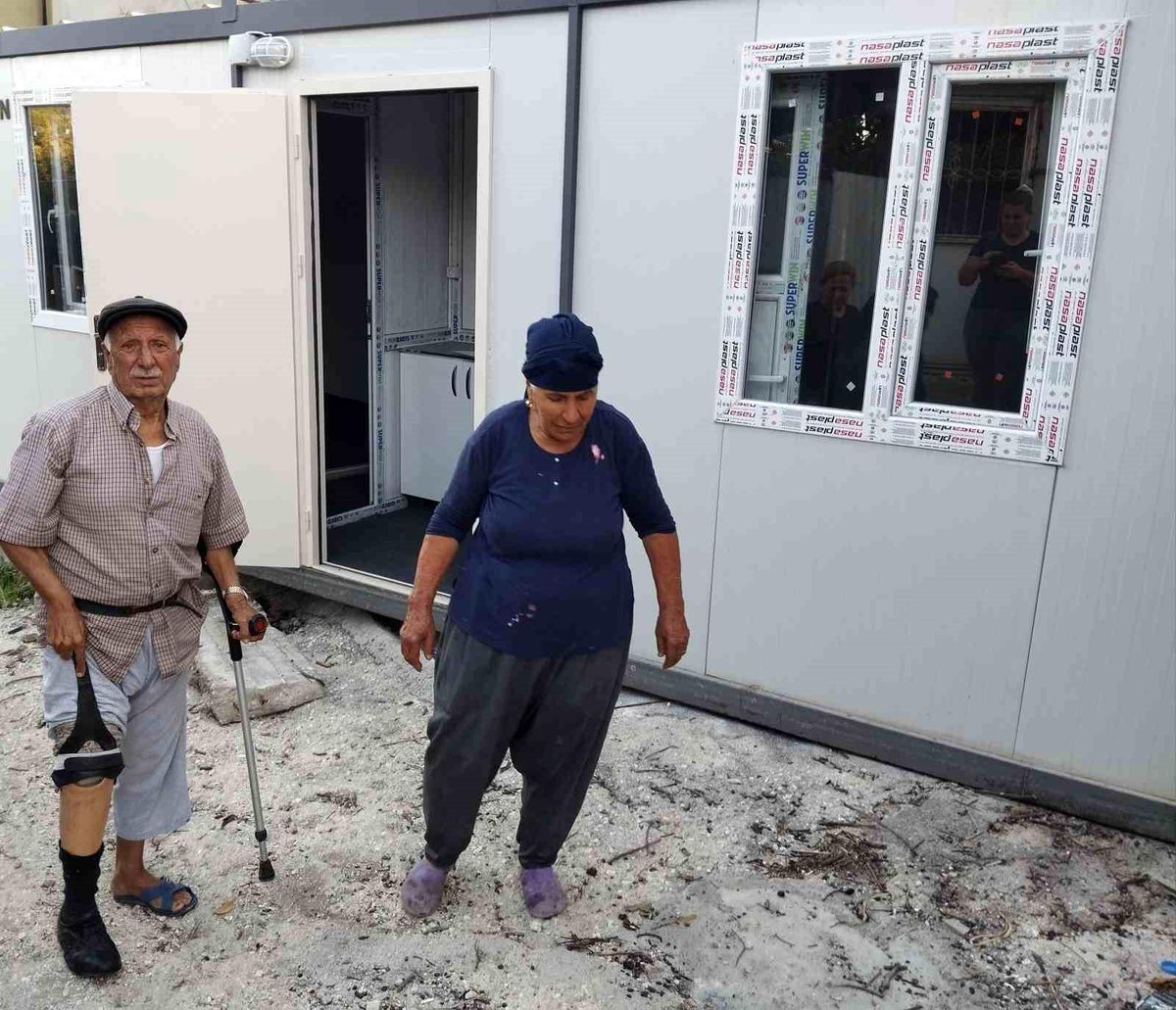 Hatay'da ayağı kesik vatandaşa konteyner yardımı