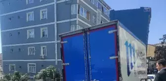 Zincir markette su dolu pet şişeler şoförün üzerine devrildi