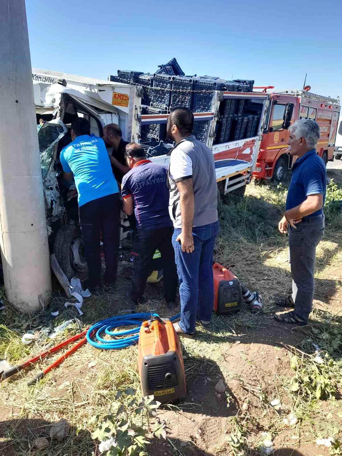 Diyarbakır'da uykuya dalan pikap sürücüsü kaza yaptı