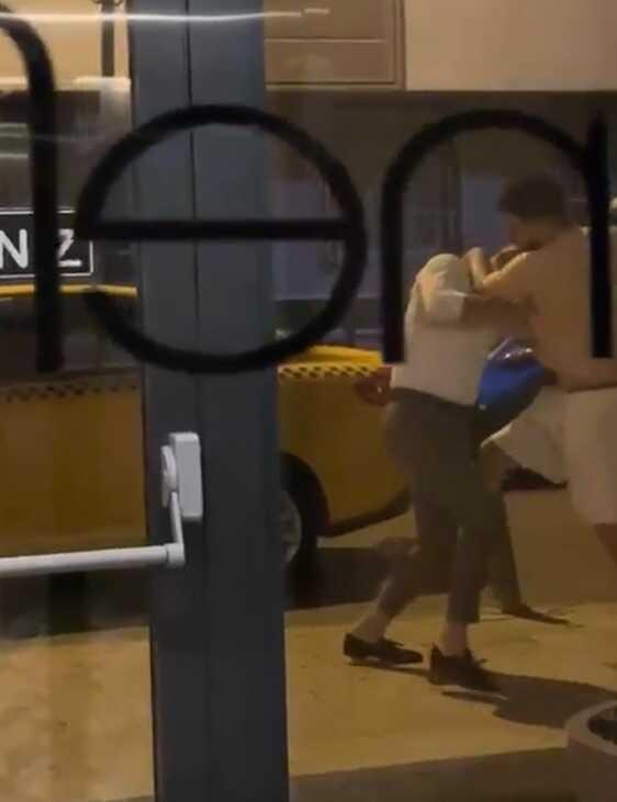 Taksicilerin olaysız günü yok! Kadın yolcusunu taciz edip sevgilisine kafa attı Taksicilerin olaysız günü yok! Kadın yolcusunu taciz edip sevgilisine kafa attı