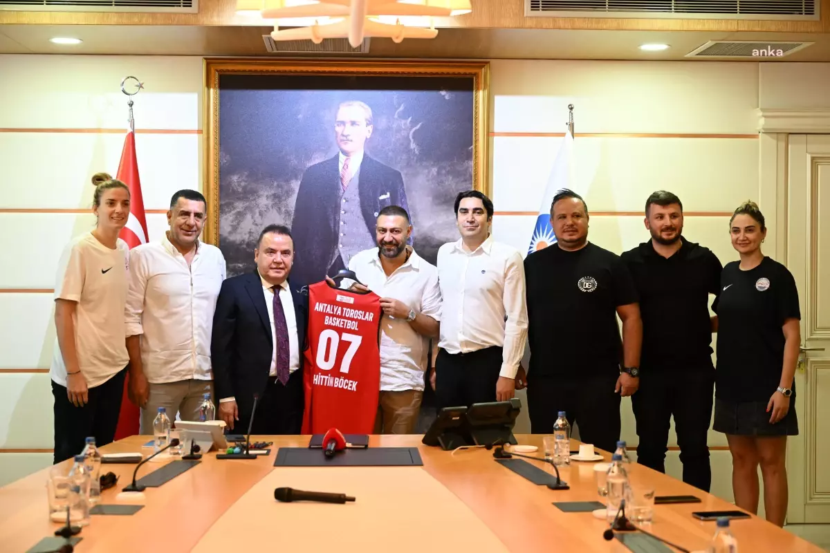 Antalya Toroslar Basketbol Kulübü Başkanı Muhittin Böcek'i ziyaret etti