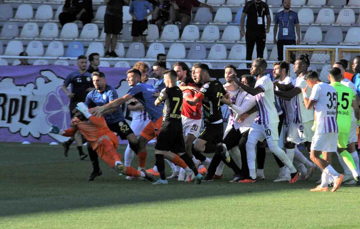 Ankara Keçiörengücü-Şanlıurfaspor Maçında Futbolcuların Tartışması Büyüdü