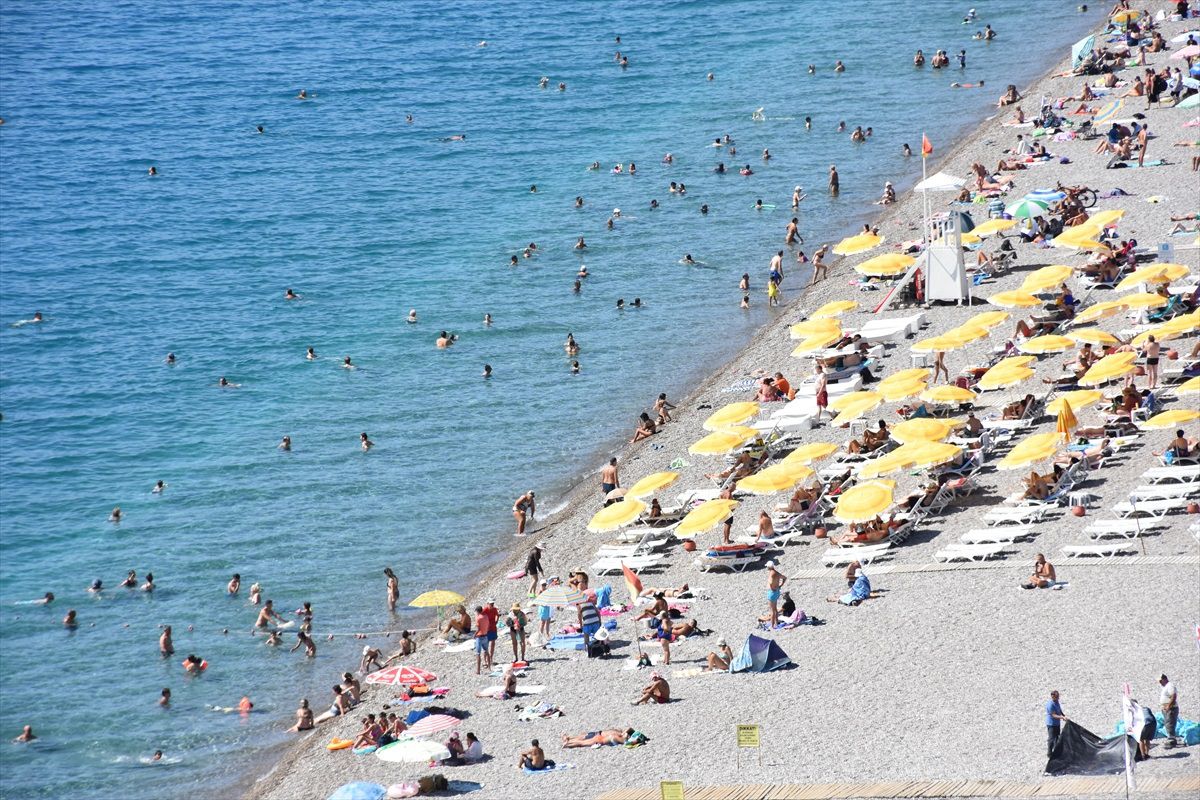 Antalya'da Sahillerde Yoğunluk Devam Ediyor