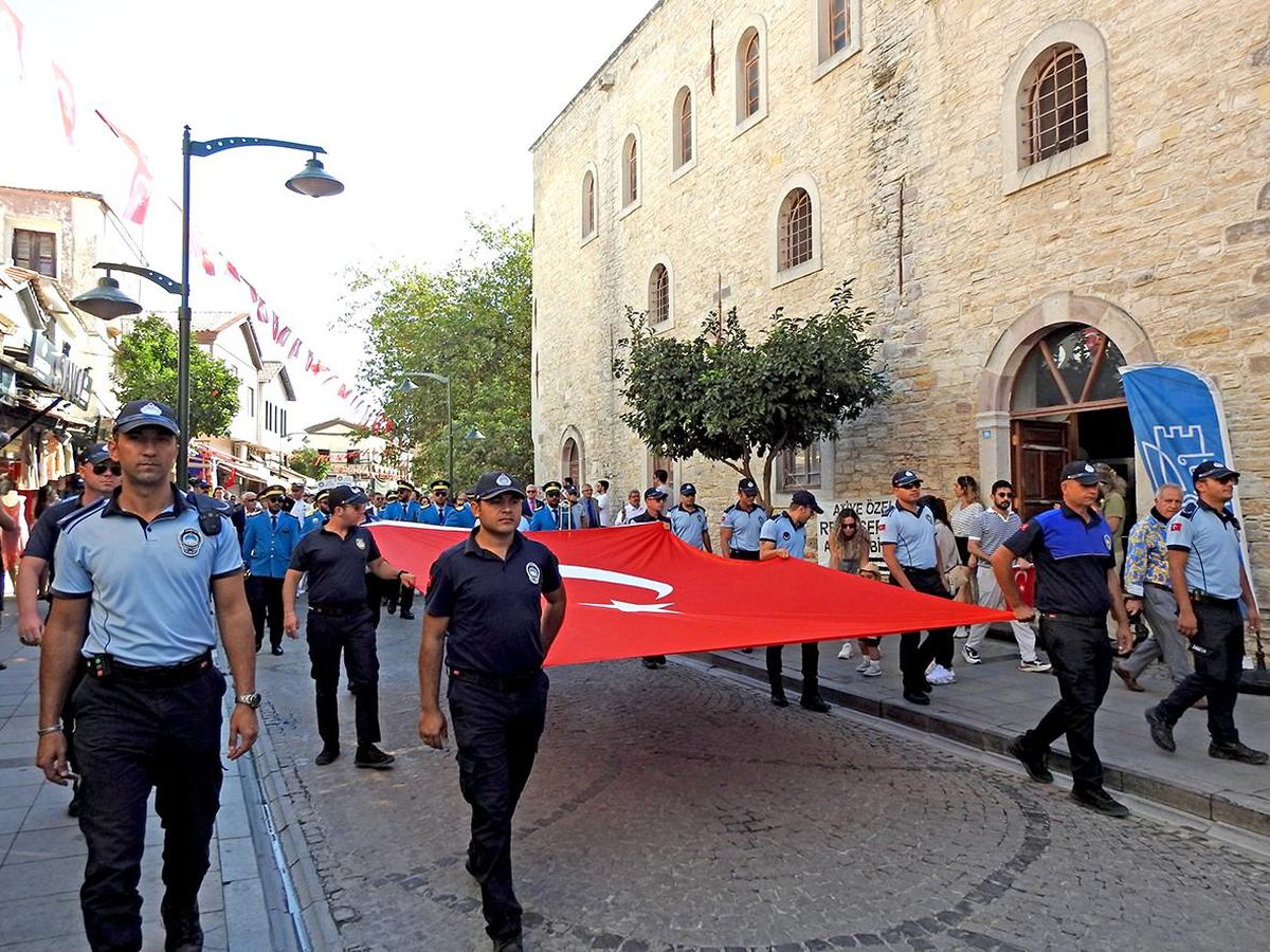 Çeşme'nin kurtuluşu coşkuyla kutlandı