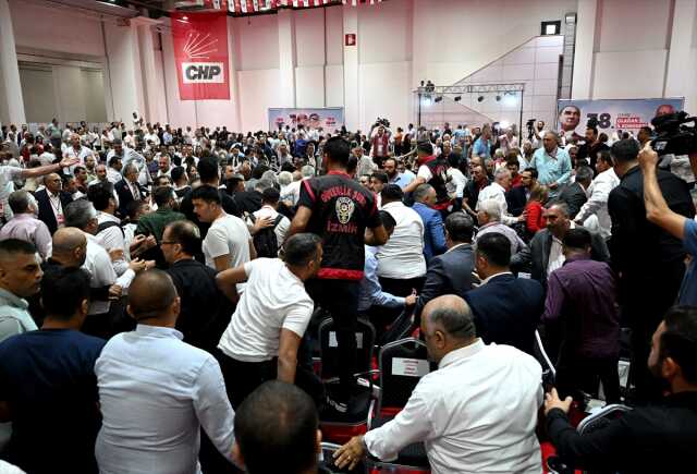 CHP İzmir İl Kongresi'nde yumruklu kavga! Arbedenin arasında kalan Tunç Soyer polis eşliğinde salondan çıkarıldı CHP İzmir İl Kongresi'nde yumruklu kavga! Arbedenin arasında kalan Tunç Soyer polis eşliğinde salondan çıkarıldı