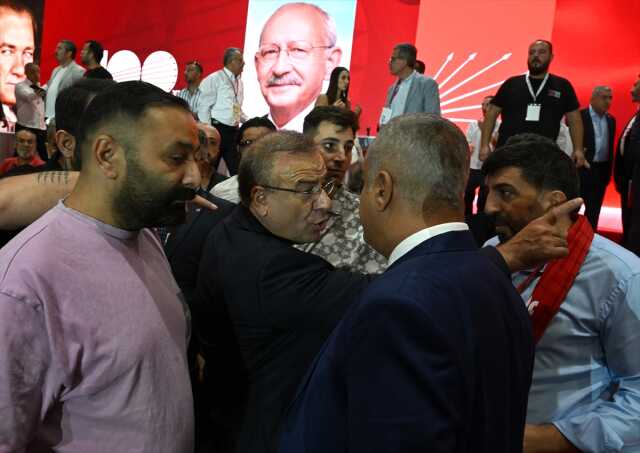 CHP İzmir İl Kongresi'nde yumruklu kavga! Arbedenin arasında kalan Tunç Soyer polis eşliğinde salondan çıkarıldı CHP İzmir İl Kongresi'nde yumruklu kavga! Arbedenin arasında kalan Tunç Soyer polis eşliğinde salondan çıkarıldı