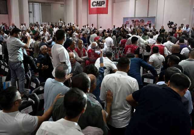 CHP İzmir İl Kongresi'nde yumruklu kavga! Arbedenin arasında kalan Tunç Soyer polis eşliğinde salondan çıkarıldı CHP İzmir İl Kongresi'nde yumruklu kavga! Arbedenin arasında kalan Tunç Soyer polis eşliğinde salondan çıkarıldı